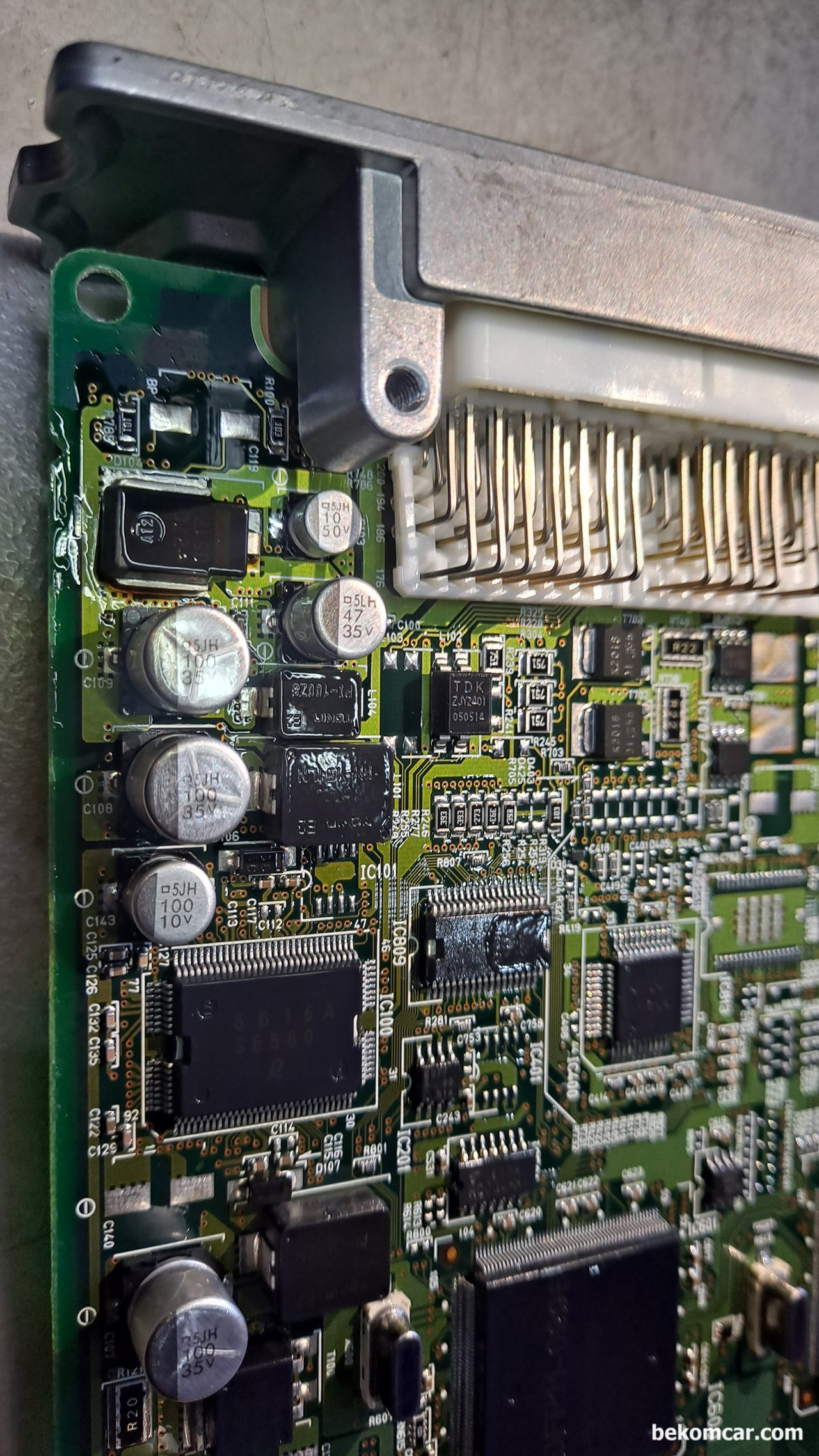 렉서스 GS430 ECM 및 미션이슈등 1차 진단수행, 렉서스 GS430 ECM PCB보드 및 관련사진이다. 보통 캐패시터 리크가 있거나 탄 흔적 핀 상태등을 점검하는데 육안점검은 상태가 좋다.|贝科姆汽车 (bekomcar)