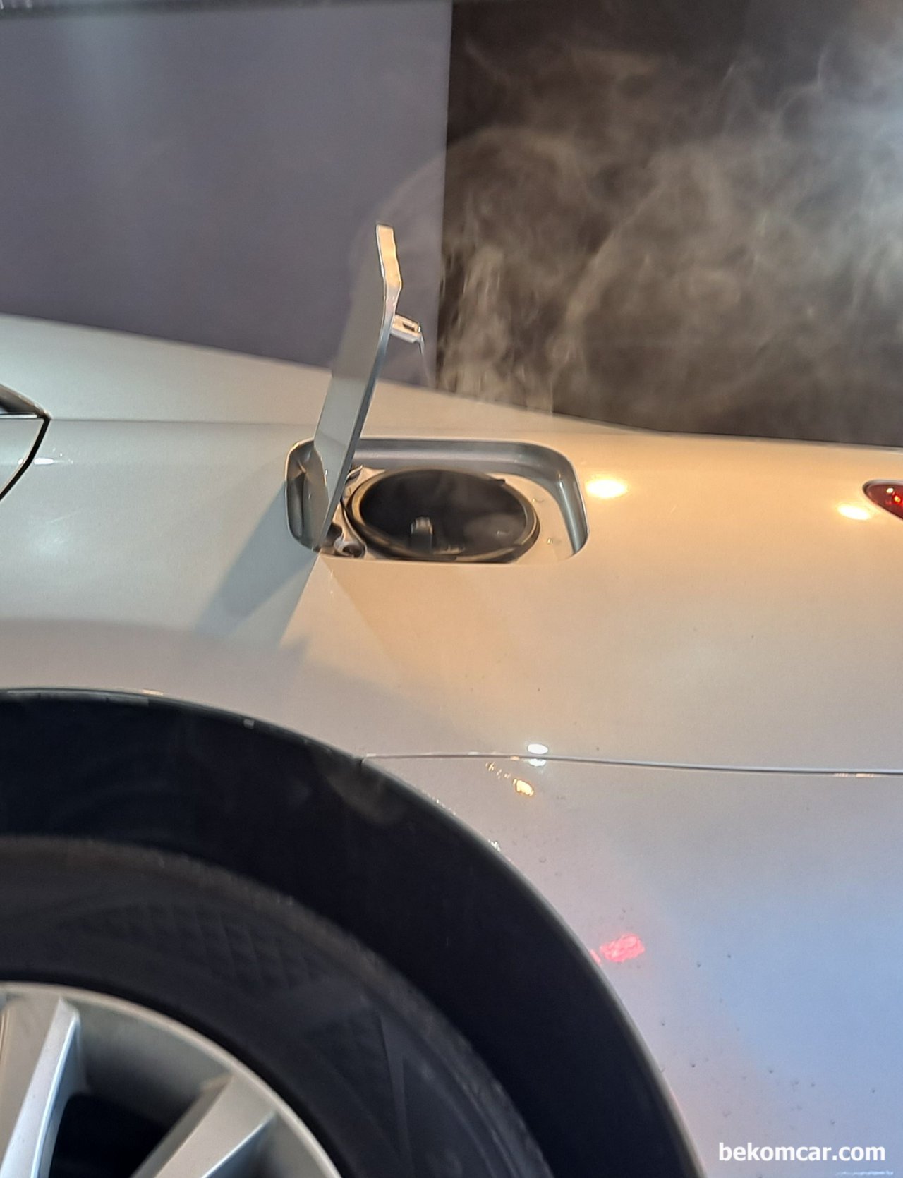 P0455 과 P0446 고장코드가 있고 계기판에 Emission System Problem 경고가 뜨고있어요.이거 심각한가요?, 엔진룸 퍼지벨브, 호스, 하체호스, 캐니스터, 벤트벨브, 연료탱크, 연료주입구 까지 전체경로에 리크가 있는지 체크한 결과 연료캡 으로 누기가 되는것을 확인한다. 연료캡 교환후 재 측정해본디.|ベコムカー (bekomcar)