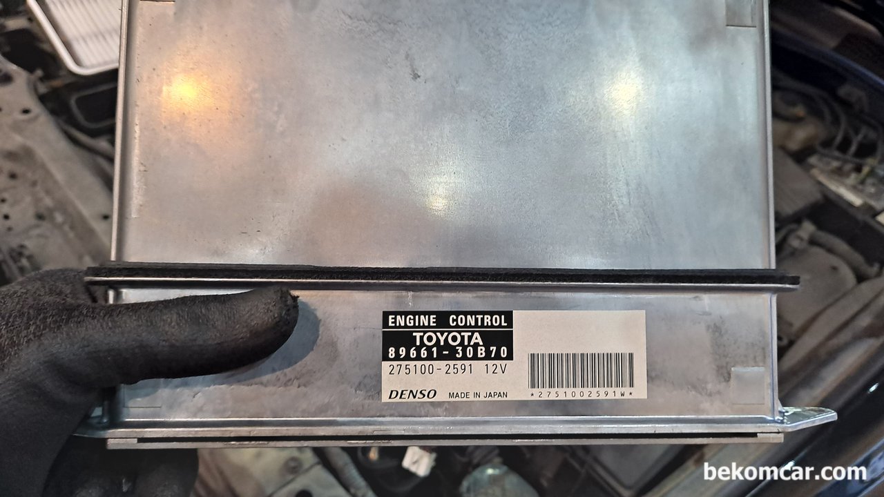 렉서스 GS430, 2단에서 1단으로 넘어갈대 충격이 있어요. 벨브바디와 솔레노이드 벨브교환등 다 했는데도 여전히 문제가 있어요, 렉서스 도요차량의 ECU. 렉서스 GS430 2005년 ECU. 베콤카에서 ECU 탈거하여 상태를 점검하나 큰 특이사항을 발견하지 못한다. 전해질 리크등이 없다.|ベコムカー (bekomcar)