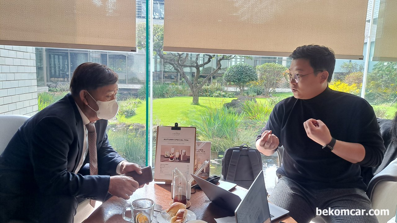 켐프 회사의 친환경 녹 제거등 기술 적용분야중 하나가 자동차이다, 에이스엔이(주) 김병곤대표이사(좌) 와 주식회사 켐프의 전현준기획이사(우) 와 제주도 ASTI 회장단 컨퍼런스에세 회의를 하고 있다.|بيكومكار (bekomcar)