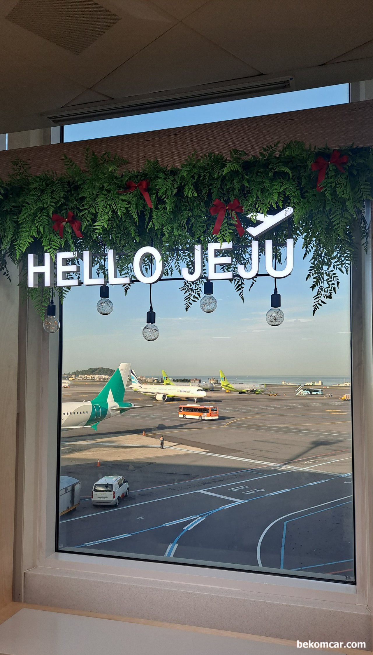 김포공항에서 제주로 가는데 일찍이지만 바쁘다, 제주공항 출국장으로 가는길에 반가운 조그마한 창문이 있다.|베콤카 차량정밀진단