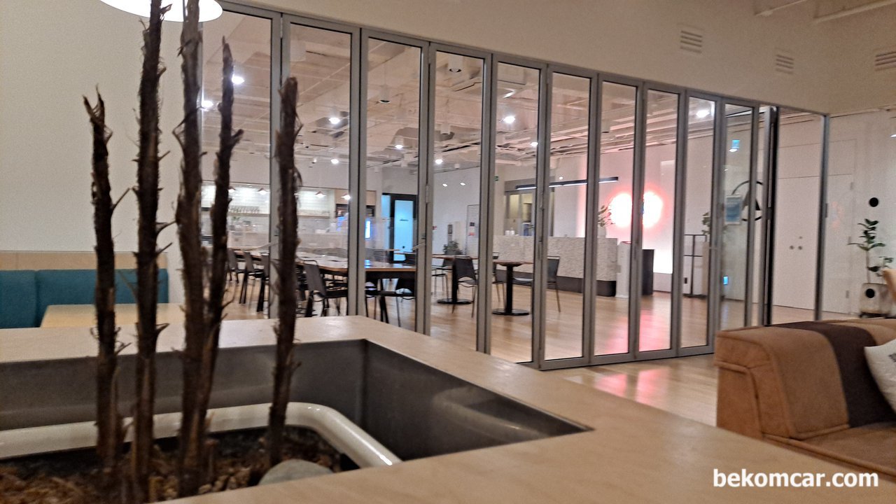 카푸치노 커피, 참 좋아한다. 오늘도 카푸치노와 함께, 서울스퀘어 wework 라운지, 공간이 편하고 좋다.|ベコムカー (bekomcar)