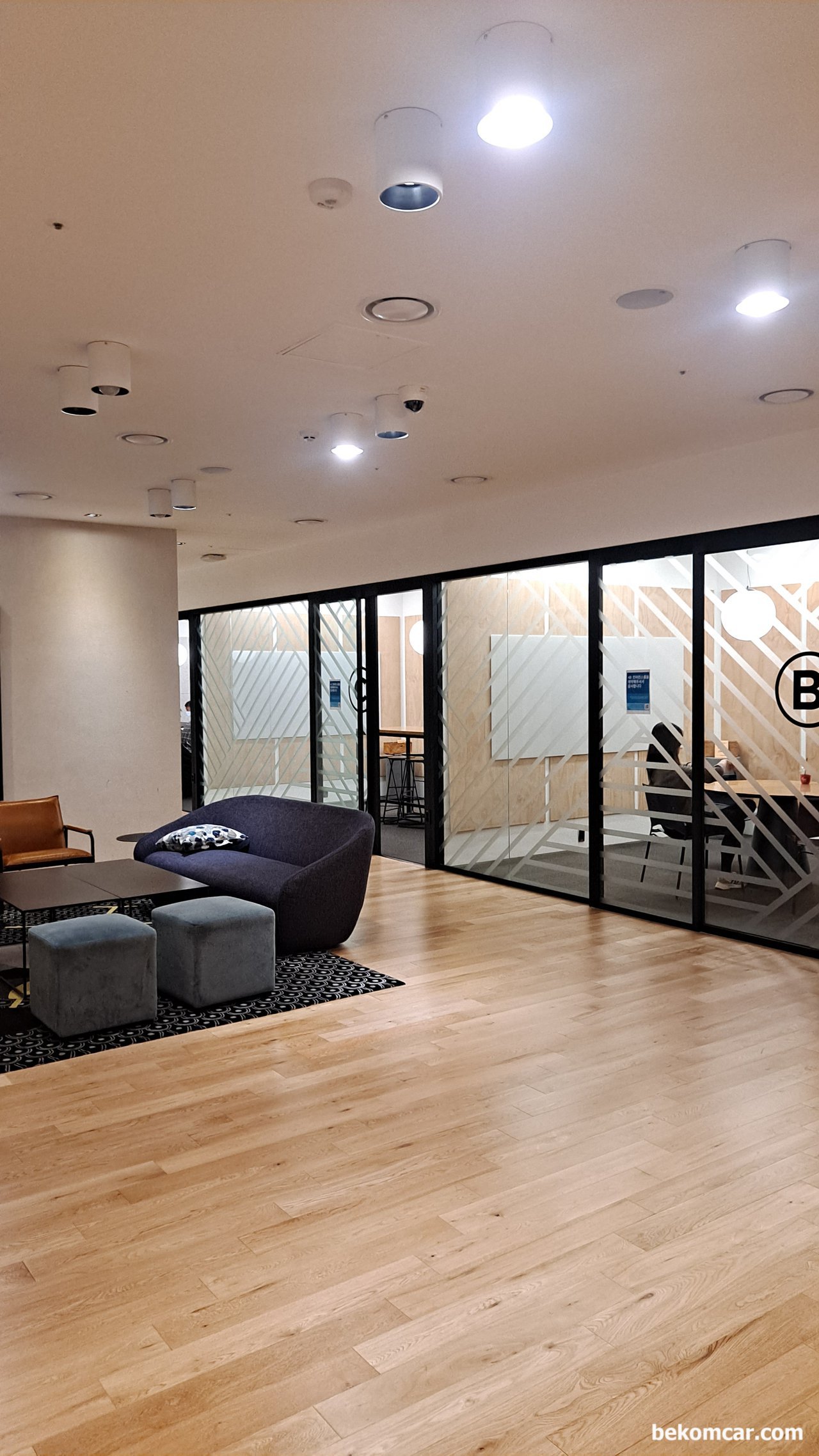 카푸치노 커피, 참 좋아한다. 오늘도 카푸치노와 함께, 서울스퀘어 wework 라운지인데 이 공간을 지나서 회의실로 간다. 회의실이 작업공간이다. 사실 다 작업공간이지만.|ベコムカー (bekomcar)