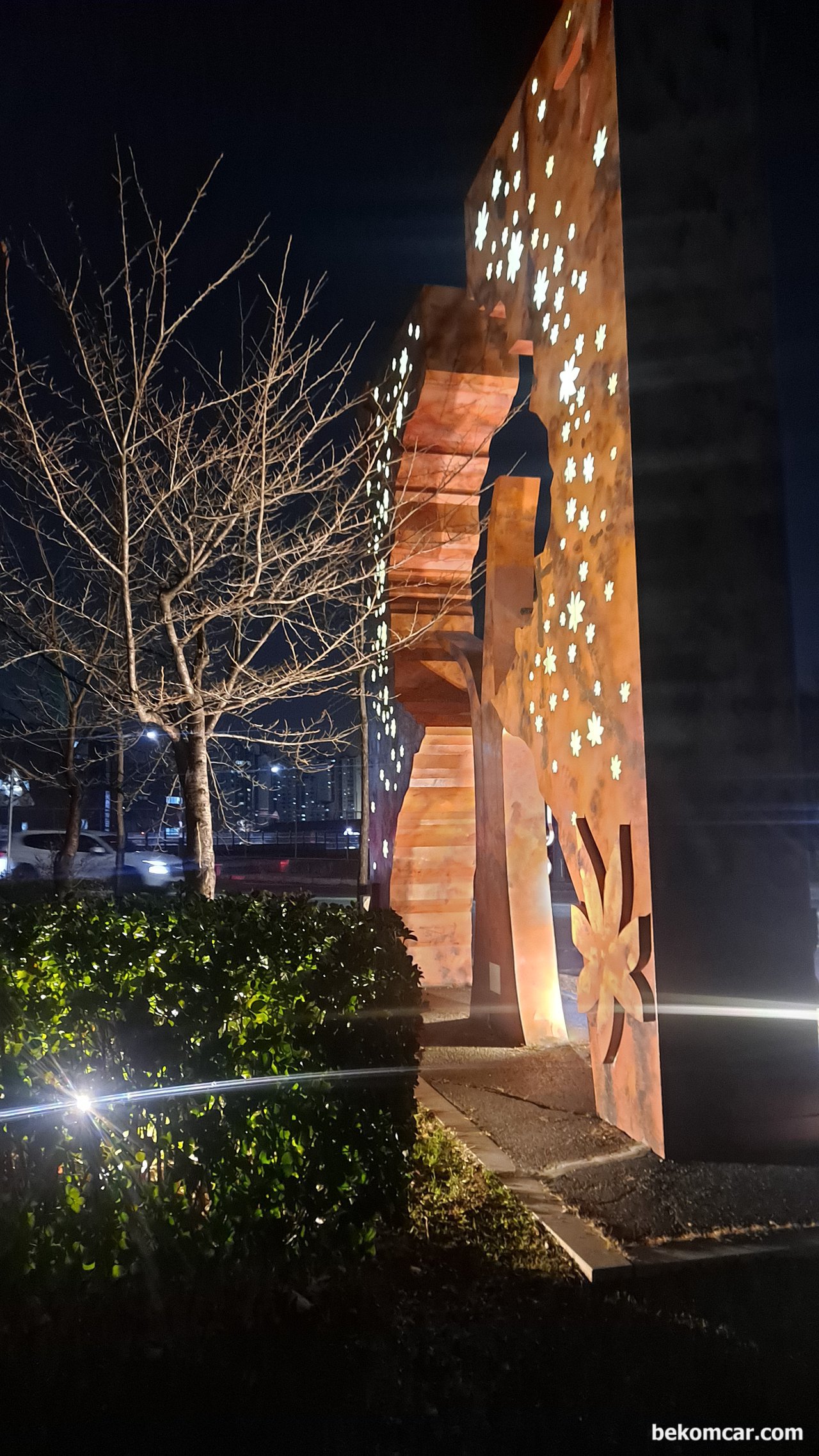 오늘도 즐겁게 일하고 스스로 걸어서 집으로 간다, 풍산역에서 집으로 가는중 잠간 쉬는사이, 공원에 있는 조각상.|베콤카 차량정밀진단