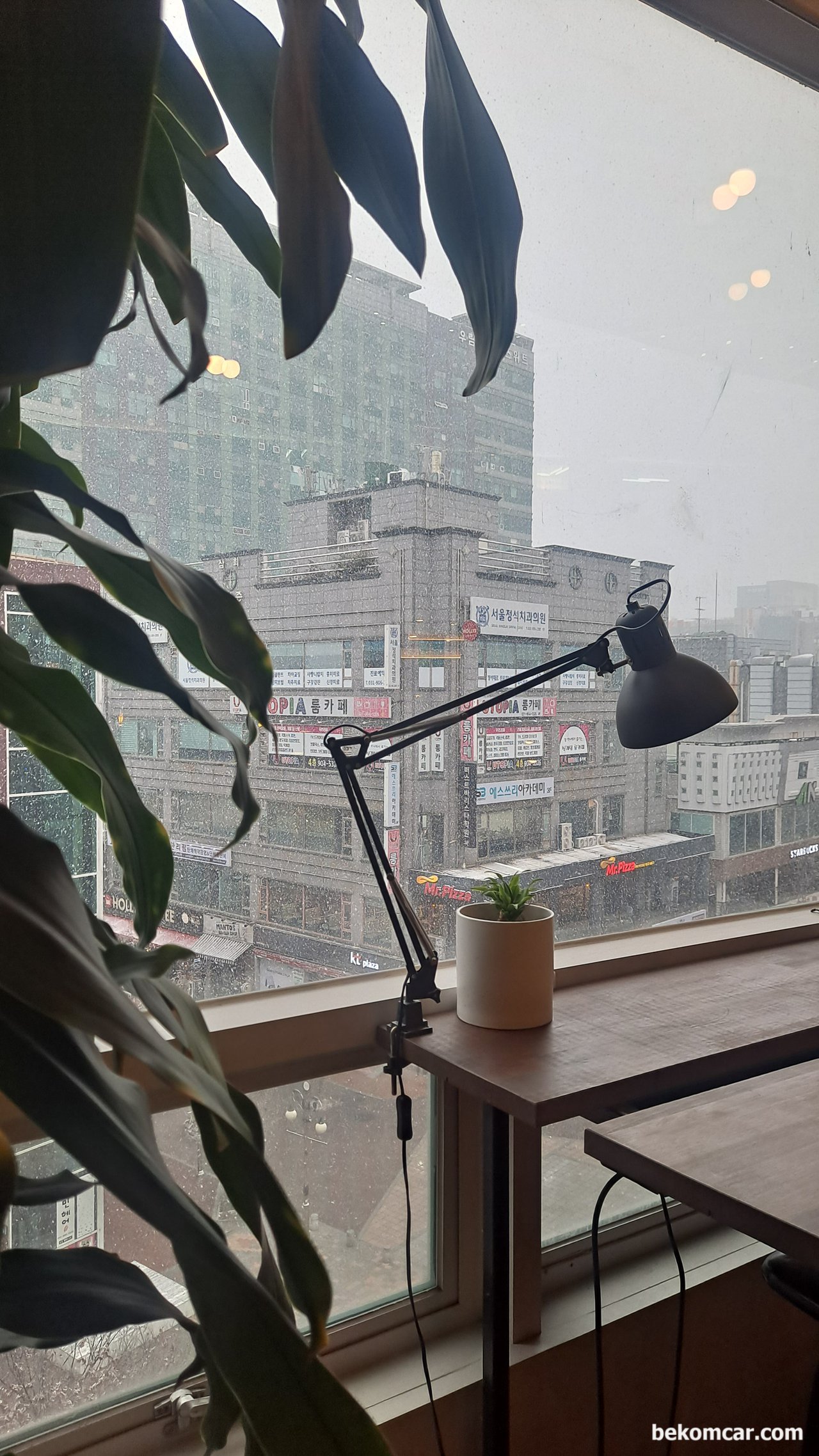 일산에 눈이 온다. 2022년도 첫 눈인듯하다, 베콤카 사무실에서 창문밖으로 보는 눈내리는 일산의 모습|bekomcar.com