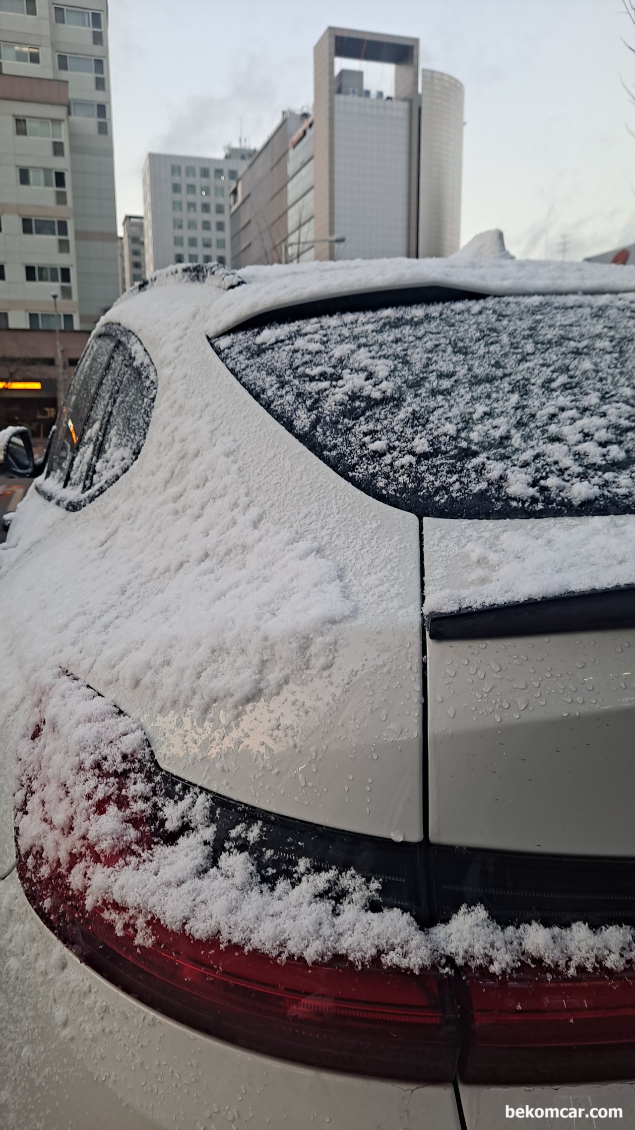 일산에 눈이 온다. 2022년도 첫 눈인듯하다, 눈이 있는 비엠 궁둥이가 이쁘다|bekomcar.com