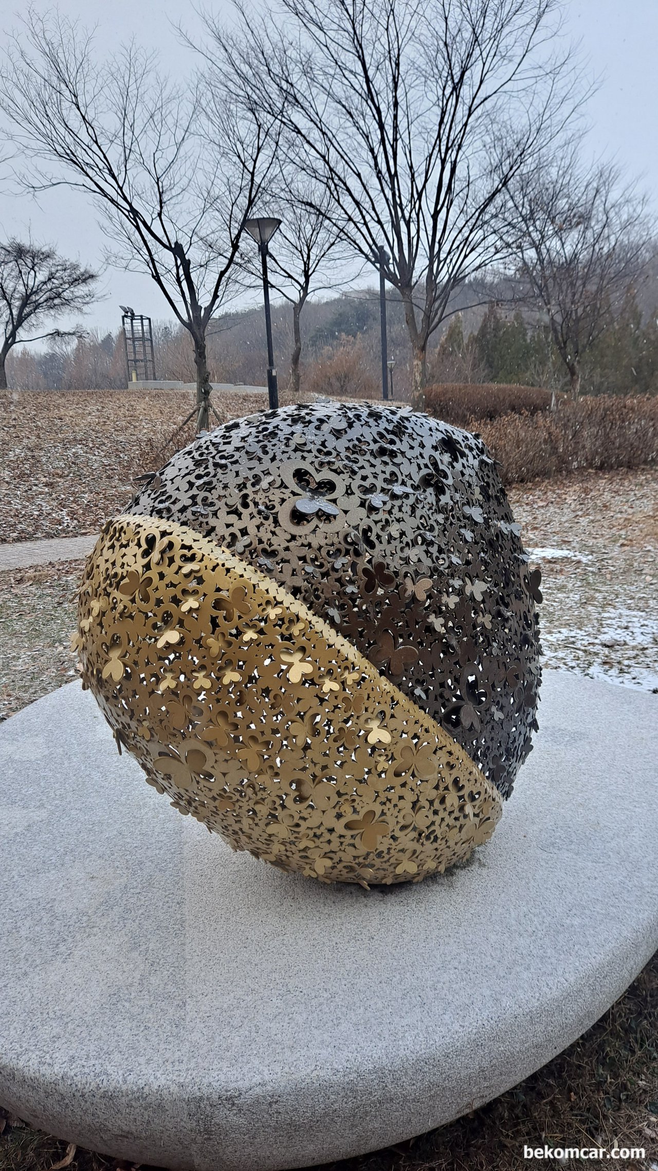 일산 아람누리 뒤 조각물 과 나뭇잎 그리고 몽우리, 일산 아람누리 뒤 조각물 이 눈을 맞이하고 있다|ベコムカー (bekomcar)