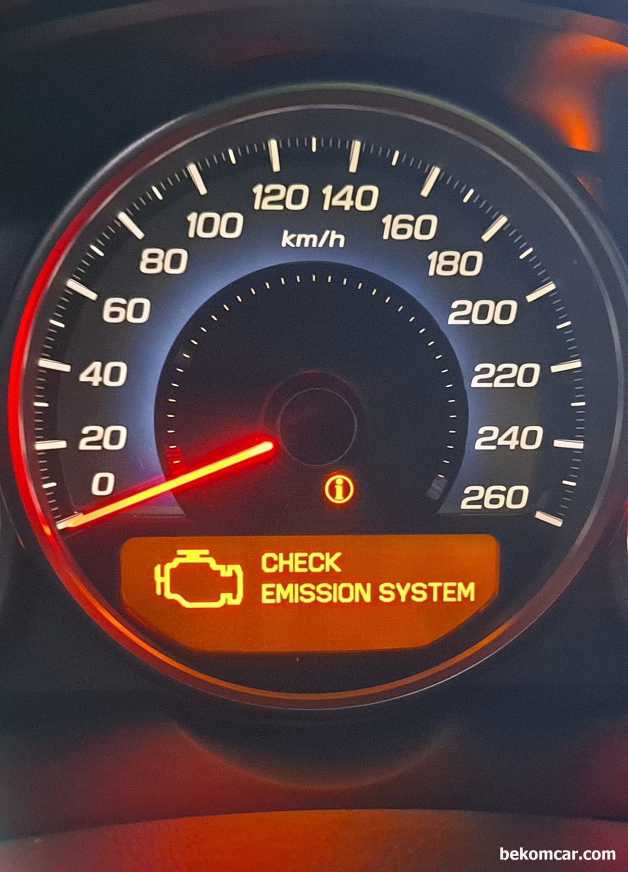 혼다 레전드 CHECK EMISSION SYSTEM 메시지, 혼다 레전드 CHECK EMISSION SYSTEM 메시지가 떠 있는 대시보드. 베콤카의 차량진단중에 발견된 P0171 & P0174 인경우이다. 즉, 공기 혹 연료 공급시스템에 이슈가 있다는 의미이다.|bekomcar.com