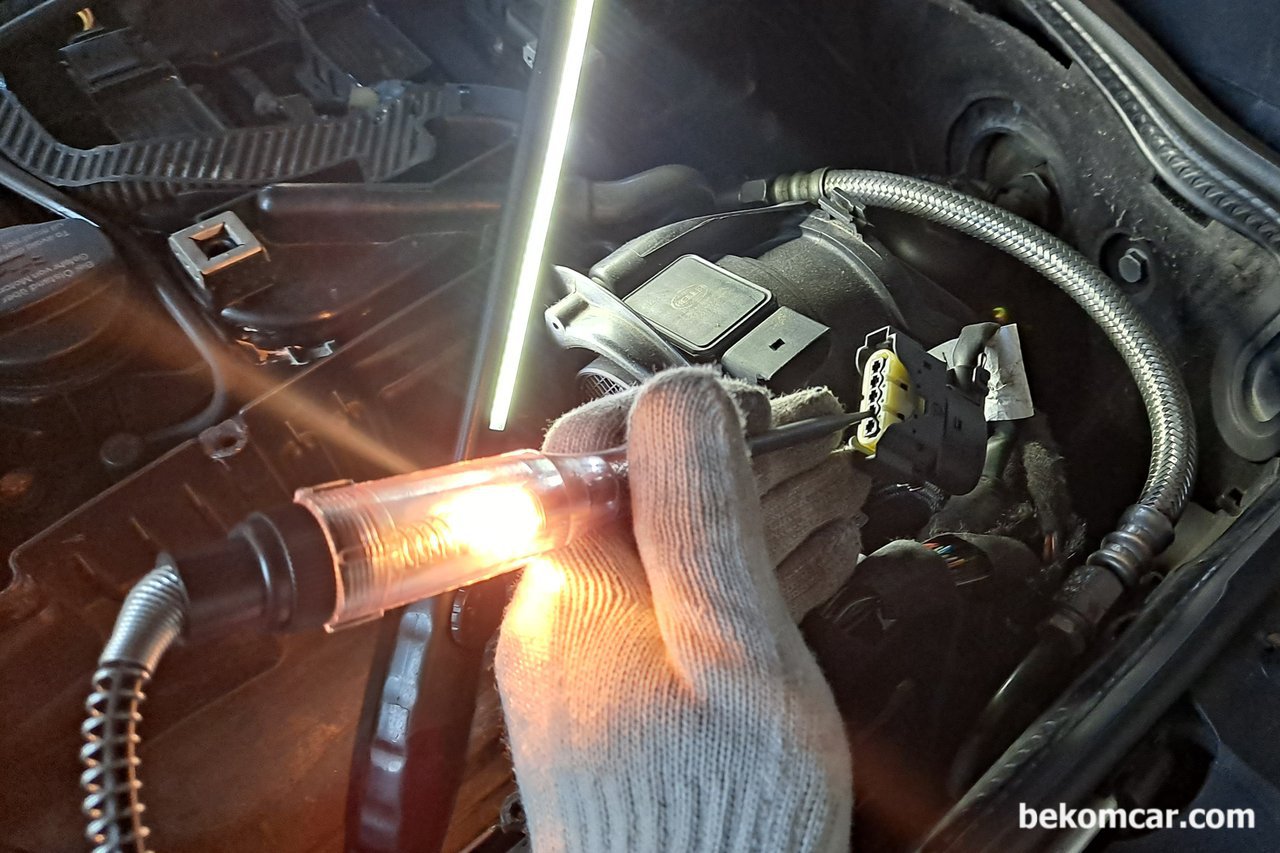 벤츠 W211 E200K MAF 공기량 센서 진단작업, 벤츠 W211 E200K MAF센서 파워와이어 B+ 찾아내는 방법. KOEO시 DMM으로 체크하거나 테스트라이트로 확인한다.|베콤카 차량정밀진단
