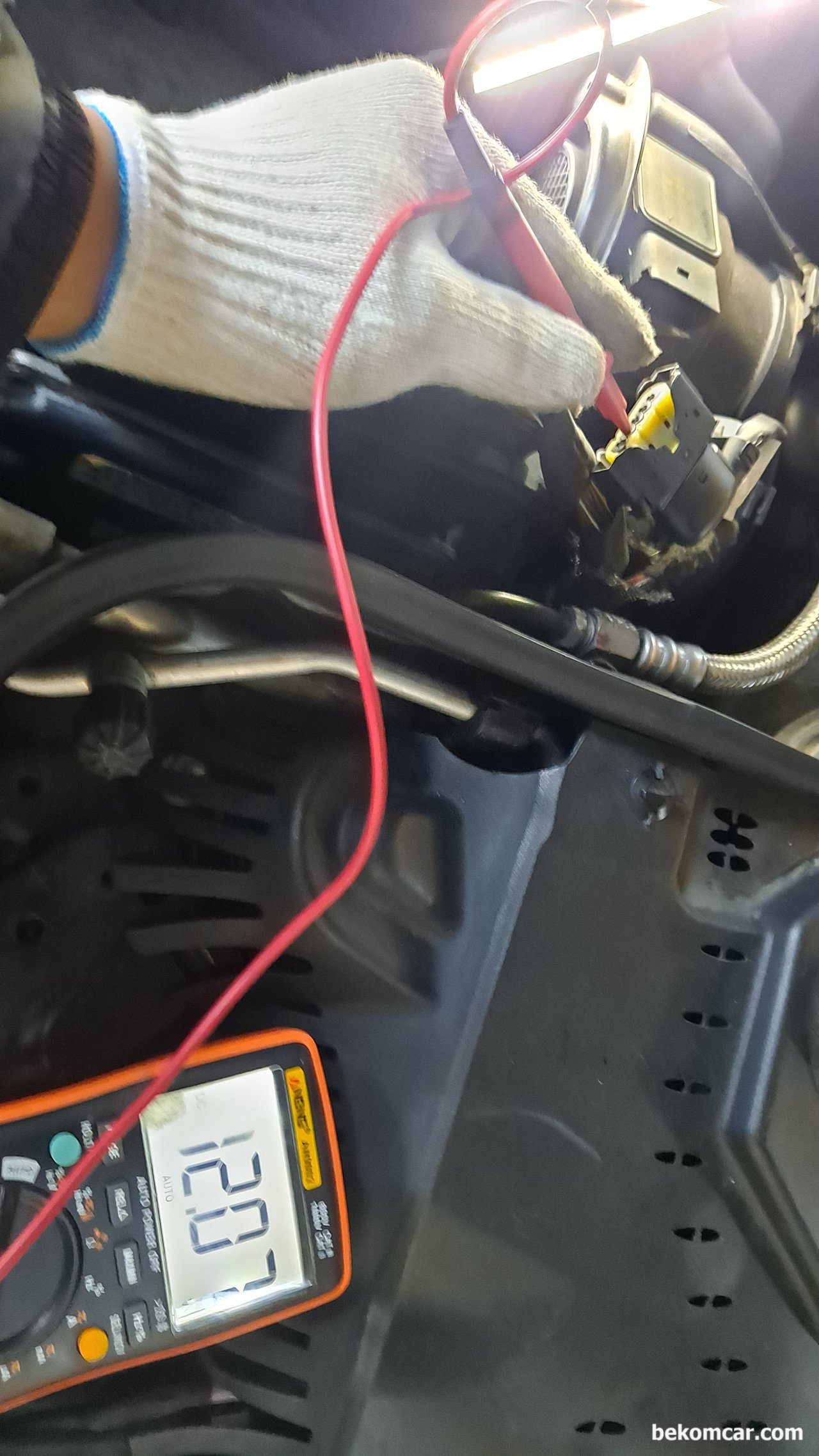 벤츠 W211 E200K MAF 공기량 센서 진단작업, 벤츠 W211 E200K MAF센서 파워와이어 B+ 찾아내는 방법. KOEO시 DMM으로 배터리 전압을 확인한다.|베콤카 차량정밀진단