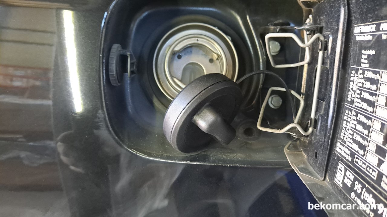 메르세데스 벤츠 W211 E200K 배기가스 경고등 스캔하니 No fuel filler cap 이라고 떠요. 연료캡 누설을 어떻게 체크할 수 있나요?, 벤츠 W211 E200K 퍼지벨브 에 연막테스트, 연료캡 까지 연기가 나오는지 확인한다.|بيكومكار (bekomcar)