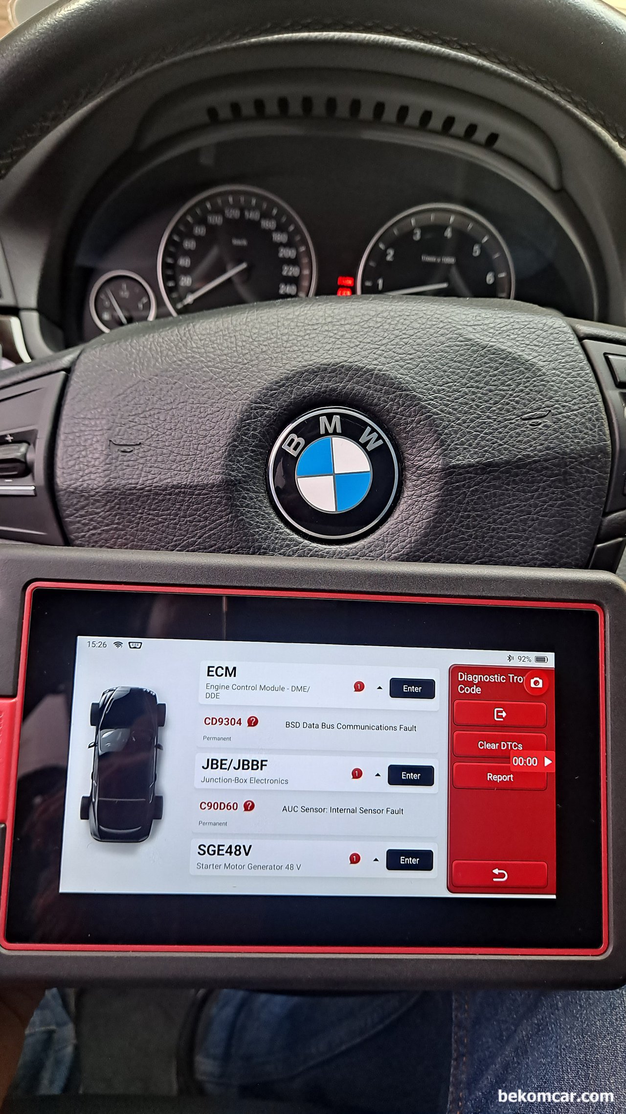 고장차량진단시 연도 및 차대번호가 중요한 이유, BMW F10 528i 차량은 DME 고장이 널리알려져 있다. 콘티넨털 회사의 MSV90 엔진컴퓨터 고장인데 인젝터로부터 시작하여 전기공급 시스템에 이슈가 발생하는 고질적인 고장이다. 대표고장 고드는 CD9304 와 고 전압 저 전압 등 고장코드가 스캔된다. 오일레벨 조정도 불가한 상태 이다.|ベコムカー (bekomcar)