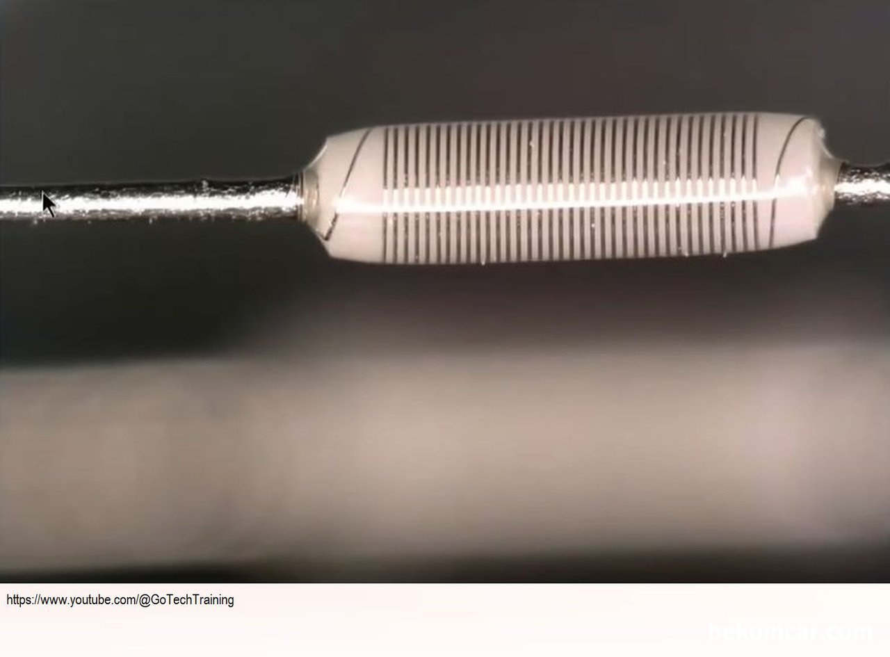 MAF 센서 (공기량센서)크리닝 스프레이 비교, MAF센서 핫와이어 (Hot wire) 새 제품이다. Photo Courtesy of https://www.youtube.com/@GoTechTraining|bekomcar.com