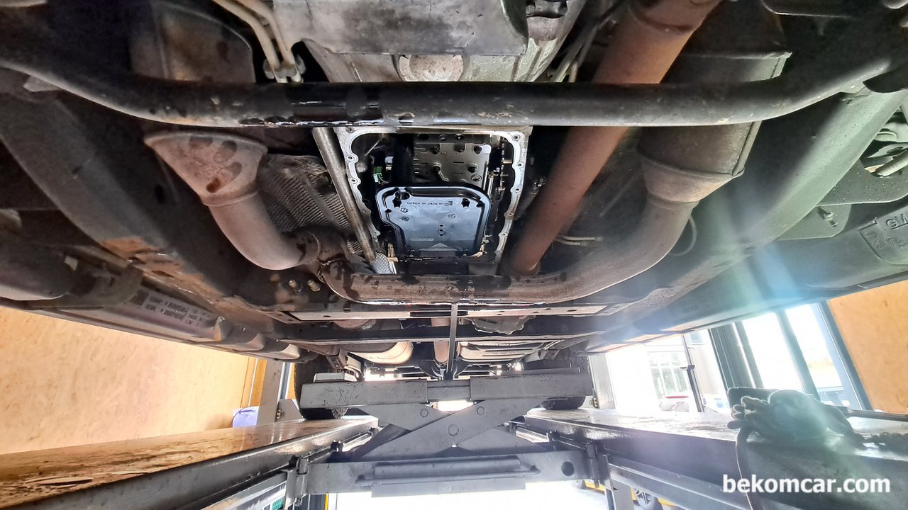미국의 대표적인 GMC Yukon 미션오일 교환, 미국의 대표적인 GMC Yukon 미션오일 교환작업이다. 레벨링시에 미션온도만 잘 맞추어주면 된다.|bekomcar.com