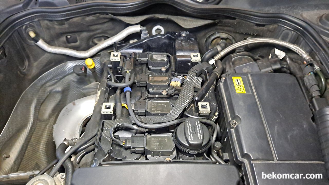 벤츠 W211 E200K 왕눈이 점화코일 응급조치 상태, 벤츠 W211 왕눈이 점화코일 상태이다. 엔진룸 여러곳에 작업한 흔적이 있다. 일부는 좀 아쉬운것도 있다.|ベコムカー (bekomcar)