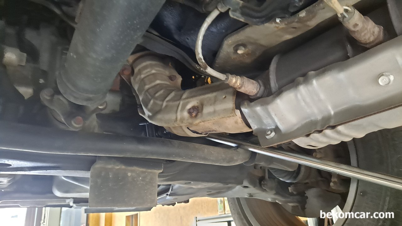 혼다 CR-V 2세대 엔진오일필터 탈거하는 좋은방법이 있나요? 오일교환하는데 오일필터 풀기가 너무 힘들어요., 엔진오일 교환시, 혼다 CRV 2세대의 일부차종은 긴 연장대를 이용해서 오일필터를 풀면 쉽다.|ベコムカー (bekomcar)