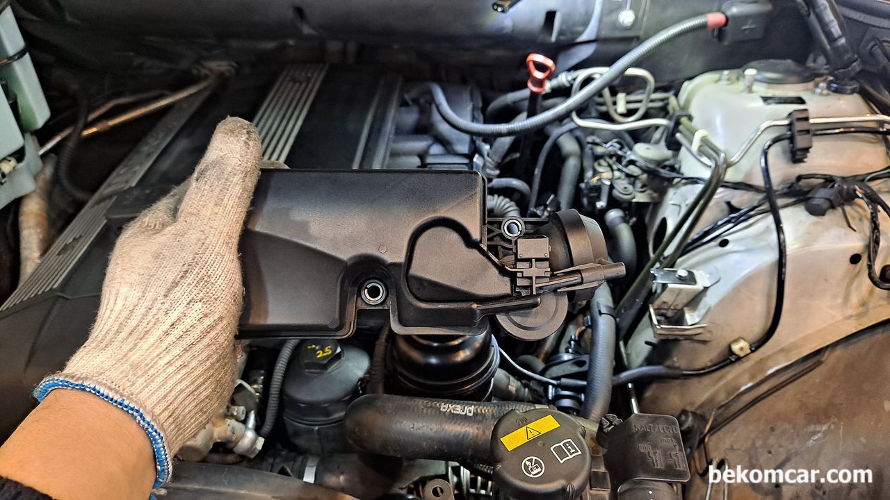 BMW X5 DISA벨브 고장상태 확인하는 방법, BMW X5 DISA벨브 탈거한 상태이다.|ベコムカー (bekomcar)