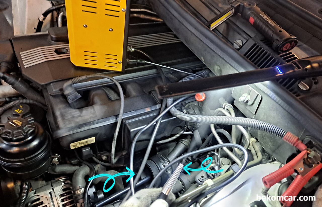 에어필터연결되는 에어덕 크랙, BMW X5 E53, 이번에는 베콤카에서 P0171 P0174 공연비 희박고장 코드에 의하여 여러가지 작업을 했다. DISA벨브, IAC벨브 & 각종 호스류 크랙등을 정확하기 파악하기 위하여 연막테스트(Smoke Testing)을 하였다. 다행이 엔진오일 딥스틱, 연료캡, 진공호스, 에어덕(아래 & 위), 인테이크, PCV호스등 어디에도 연막이 누설되는곳은 없다. DISA벨브 열림 고착이 가장 큰 원인으로 판단된다.|베콤카 차량정밀진단