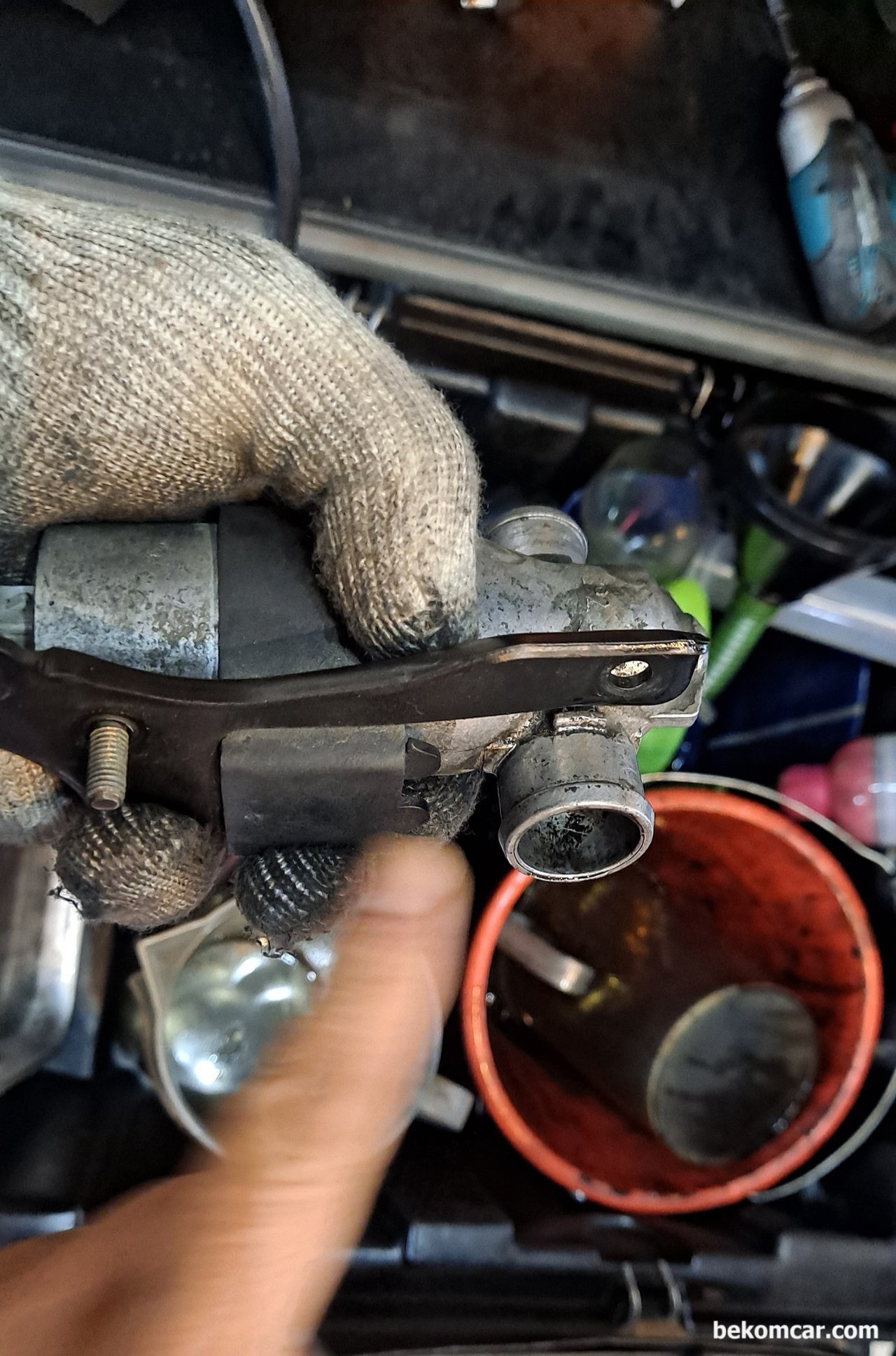 BMW E53 공연비희박 P0171, P0174 & IAC P1500 연막테스팅, IAC벨브의 카본은 깨끗히 세척한다. 세척후 딸랑딸랑 소리가 멍쾌하고 좋다. BMW의 P1500 고장코드는 이 아이들에어콘트롤 벨브가 열림고착인경우가 대부분이다. 다행히 세척후 사용이 가능하다.|ベコムカー (bekomcar)