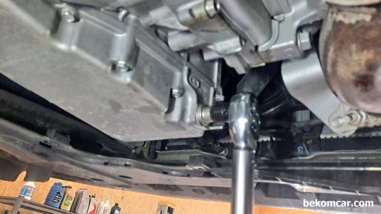 혼다어코드 9세대 1.5T CVT 미션오일교환, 먼저 49Nm 토크로 잠근다. 드레인볼트는 무조건 토크로 잠겨있던지 풀려있던지 둘 중 하나이어야 한다. 나중에 토크로 잠근다, 이런것 없다. 이번 베콤카 정비 차량은 혼다 어코드 9세대 1.5T CVT이다.|بيكومكار (bekomcar)