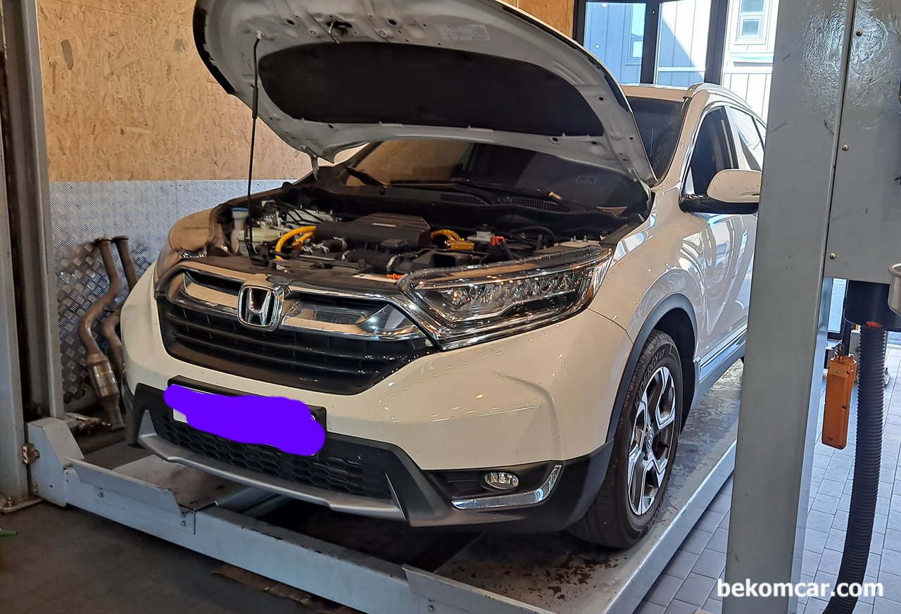 혼다 어코드 CRV 일부차량 P1890 CVT미션고장코드 TSB16-053, 혼다 어코드 CRV등 일부차량에서 발견될수 있는고장코드가 P1890이다. CVT미션클러치 관련 고장코드이다. 자료사진은 베콤카에서 엔진오일 교환하는 2017 CRV 하이브리드 이다.|베콤카 차량정밀진단