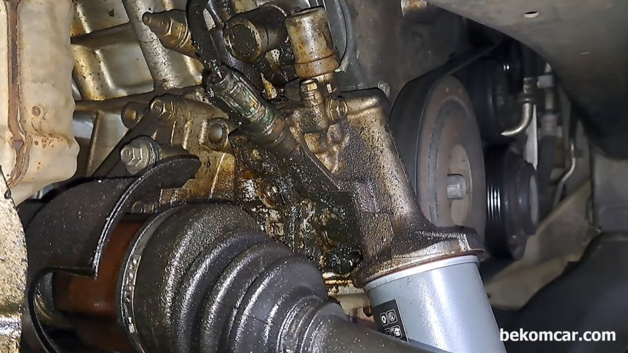 혼다 J35엔진 VTEC스풀벨브 오일누유, Credit: Parts Shooter, https://www.youtube.com/watch?v=1z6DqHLr5Rc
혼다 J35엔진의 누유중 하나가 바로 VTEC 스풀벨브 누유이다. 이 경우는 좀 심하지만, 10만키로 점검시에는 벨브커버가스켓, VTEC스풀벨브, 캠새프트쓰러트스 리테이너등 한번에 누유작업을 하면 좋을듯 하다.|ベコムカー (bekomcar)
