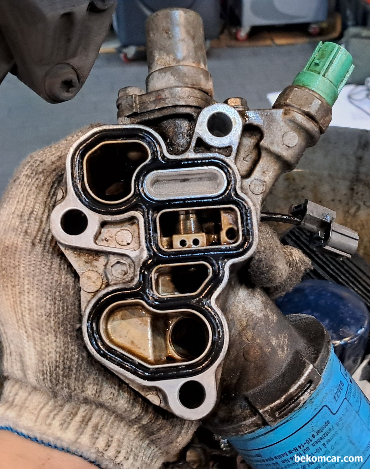 혼다 레전드 4세대 VTEC 스풀벨브 가스켓 교환시 주의점, 혼다 J35 엔진의 VTEC 스풀벨브이다. 가스케세 필터가 있는데 매우 미세한 구멍이다. 오일관리가 참 중요하다는것을 느낀다. 그리고 상단 오른쪽에 오일압력스위치가 있다. 여기에도 O링이 들어간다. 누유가 있을수 있어 이것도 함께 교환한다. 이번 베콤카 VTEC 스풀벨브 가스켓 작업은 혼다 레전드4세대이다.|ベコムカー (bekomcar)