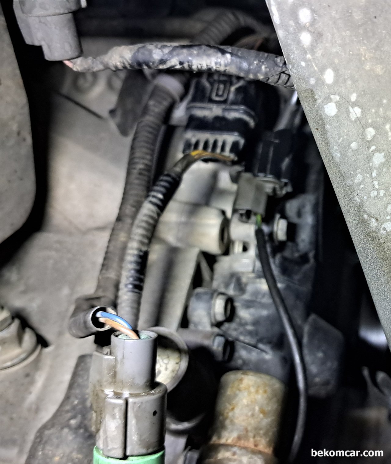 혼다 레전드 4세대 VTEC 스풀벨브 가스켓 교환시 주의점, 혼다 J35엔진 VTEC 스풀벨브 가스켓 교환시 오일압력스위치와 콘트롤러 커넥터를 분리해야 하는데, 잘 보이지 않는다. 검사 거울을 이용하여 위치를 파악하는것도 좋다. 실제 하다보면 감각으로 작업을 하게되는 부분이다. 특히 V6엔진은 어느메이커 차량이든 감각으로만 작업하는 부분이 많은것 같다.|ベコムカー (bekomcar)