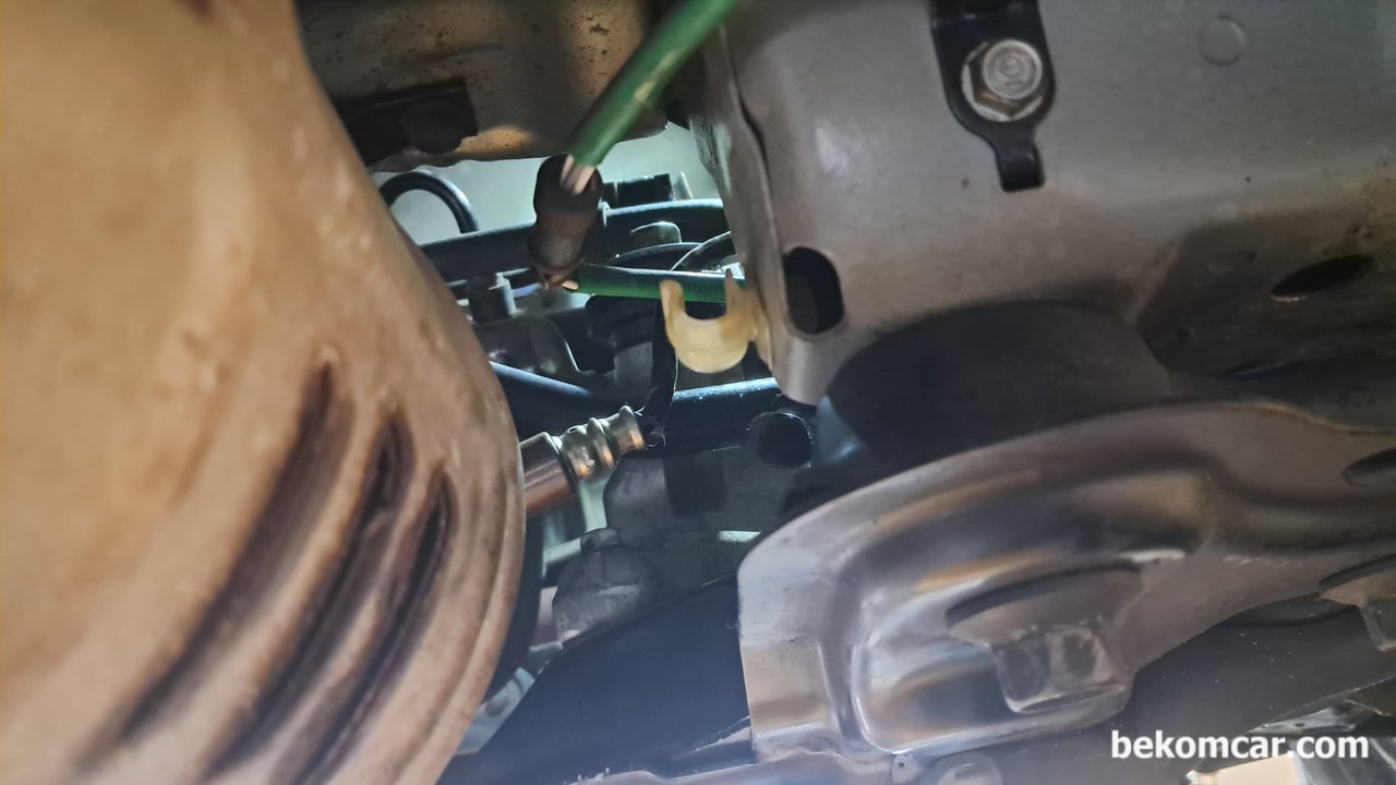 혼다 3세대 CRV K24Z1엔진 산소센서1번 교환, 혼다 3세대 CRV K24Z1 산소센서1번을 교환한다. 위치가 어렵지는 않지만 커넥터위치는 좀 불편하다. 위쪽 혹 아래쪽에서 접근이 가능하다. 커넥터 탈거 전용공구가 있으면 좋을듯하다.|ベコムカー (bekomcar)