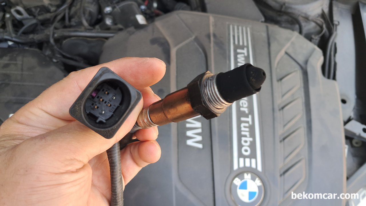 BMW 320D 촉매전단계의 공연비 계산에 사용되는 산소센서1번 교환, BMW 320D 촉매전단계의 공연비 계산에 사용되는 산소센서1번 교환후 상태를 보니 상당한 오염이 되어 있다. 320D 산소센서1번은 6와이어로 Wide band AFR 센서이다. 산소센서1번 교체후 고장코드 삭제후 나타나지 않는다.|ベコムカー (bekomcar)