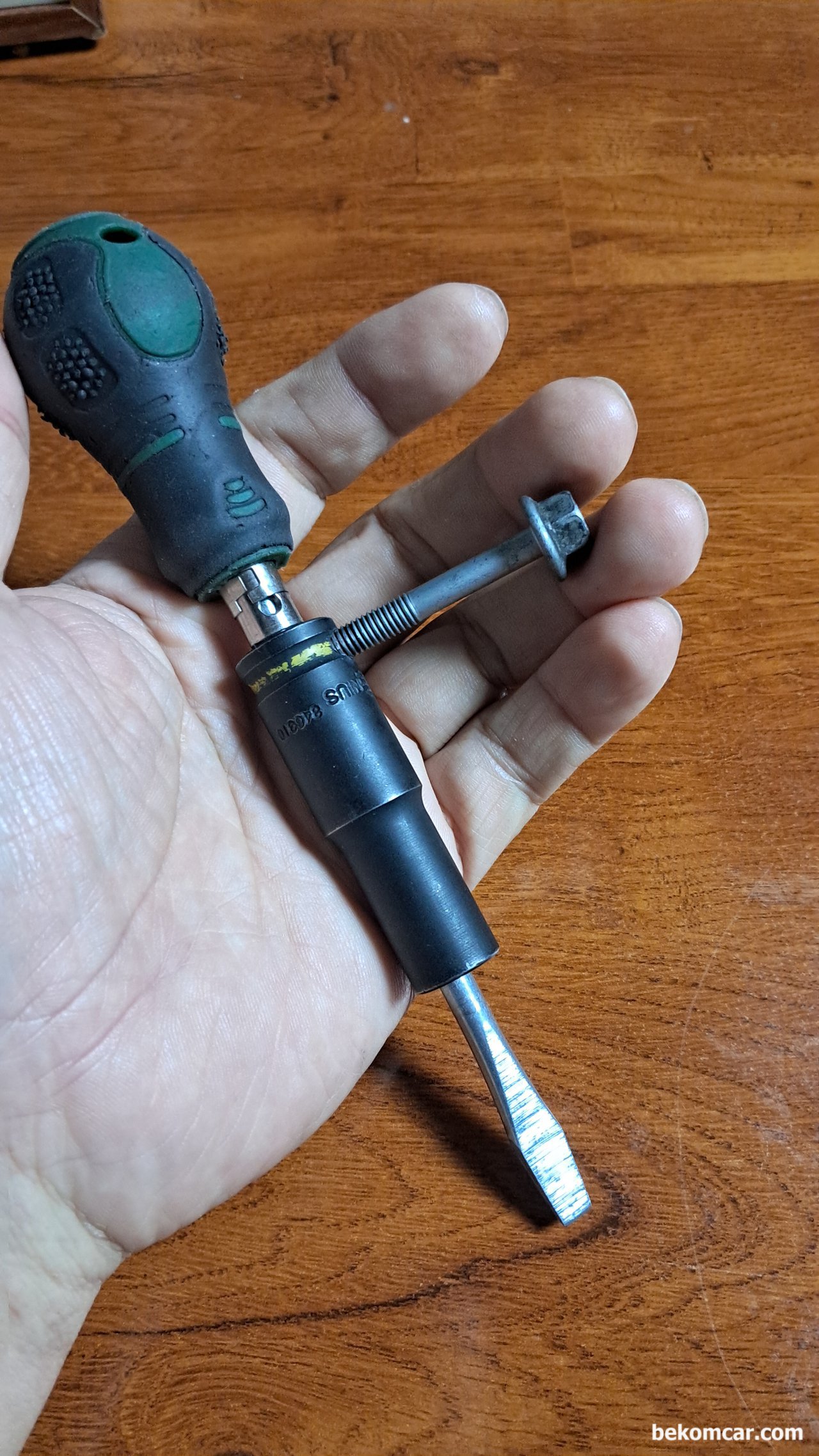 혼다 10mm 밸브간극 조정 특수공구 맞춤식 제작, 혼다 10mm 밸브간극 조정 특수공구 제작하여 사용한다. 투박하지만 맞춤식으로 밸브간극 조정 작업성이 좋고 피로도가 낮다. 어코드, 레전드, 오딧세이, 파일럿, CRV, 시빅등 혼다 차량은 벨브간격 을 수동으로 해주어야 한다.|베콤카 차량정밀진단