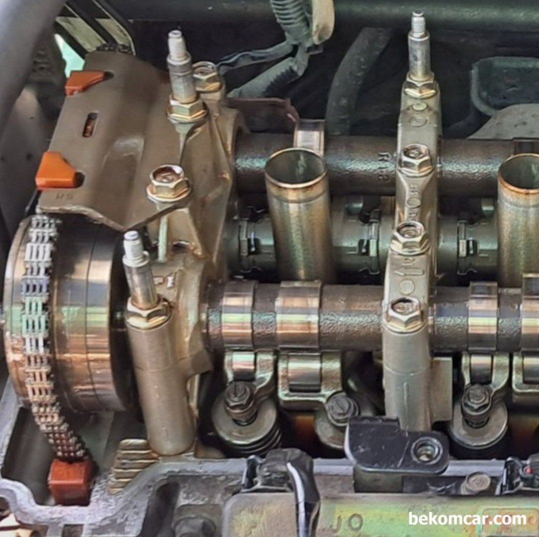 혼다 VTEC 과 iVTEC 엔진 비교, Type R 과 K24엔진, 그리고 마찬가지로 흡기쪽인데 로브가 2개이다. 두개중 하나가 바로 VTEC캠 로브이다. 배기에는 VTEC없이 일반 캠로브만 있다. 혼다 어코드 CRV 엘리먼트 시빅 등의 K24엔진중 초기버전 K24Z1엔진이다.|베콤카 차량정밀진단