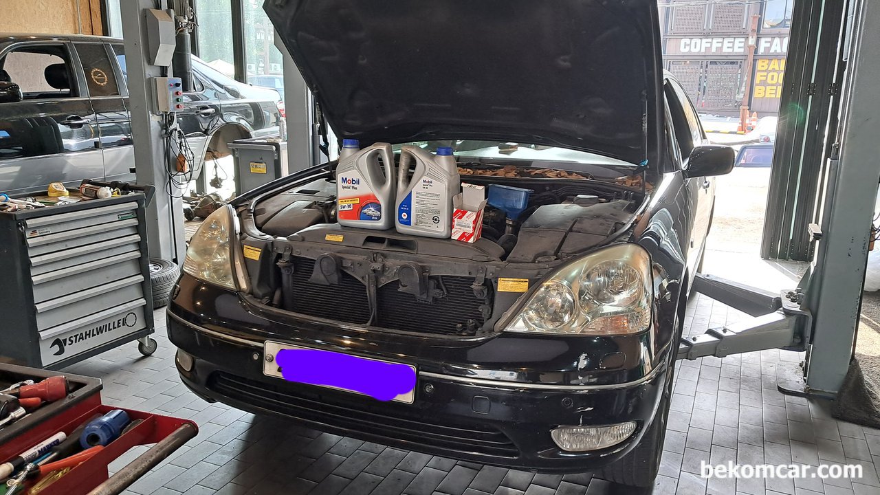2002년 렉서스LS430, 엔진오일 교환 & 베콤카 점검, 2002년 렉서스 LS430, 렉서스 차량중 명차중 명차. 엔진오일, 엔진오일필터 교환했다. 엔진오일 필터는 렉서스 순정을 사용했고, 엔진오일은 Mobile 5W-30을 사용했다. 2002년 LS430는 5.1L정도 엔진오일이 필요하다.|ベコムカー (bekomcar)