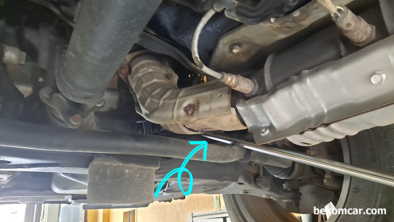 베콤카 정비팁, 시빅2.0 CRV 어코드 등 엔진오일교환, 베콤카 정비팁, 시빅2.0 CRV 등 엔진오일 필터 푸는 방법이다. 일단 힘을 빼고나면 손으로 돌려서 오일필터를 다 풀어준다.타이어를 뺄 필요가 없다.|بيكومكار (bekomcar)