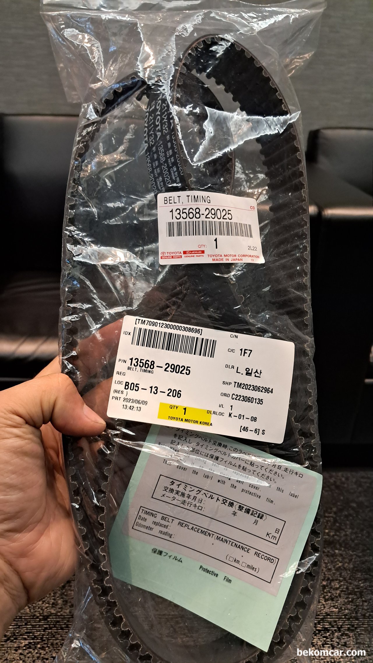 렉서스 ES330 타이밍벨트 교환 부품들, ES330 타이밍벨트이다. 세심하게 타이밍교환시점 키로수 및 날자를 기록하게 스티커도 있다. 렉서스 일산서비스 센터에서 타이밍벨트 세트를 구입했는데 나름 경험이 좋다.|ベコムカー (bekomcar)