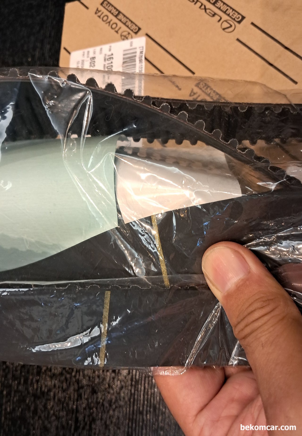 렉서스 토요타 타이밍벨트 교환시 4가지 확인사항, 타이밍벨트 장착시 필수 확인사항, 두 군데 캠새프트 위치맞추는 라인이다. 크랭크새프트 마킹과 캠새프트 마킹은 꼭 맞추어야 한다. 렉서스 토요타 타이밍벨트 교환시 4가지 필수 확인사항이다.|بيكومكار (bekomcar)
