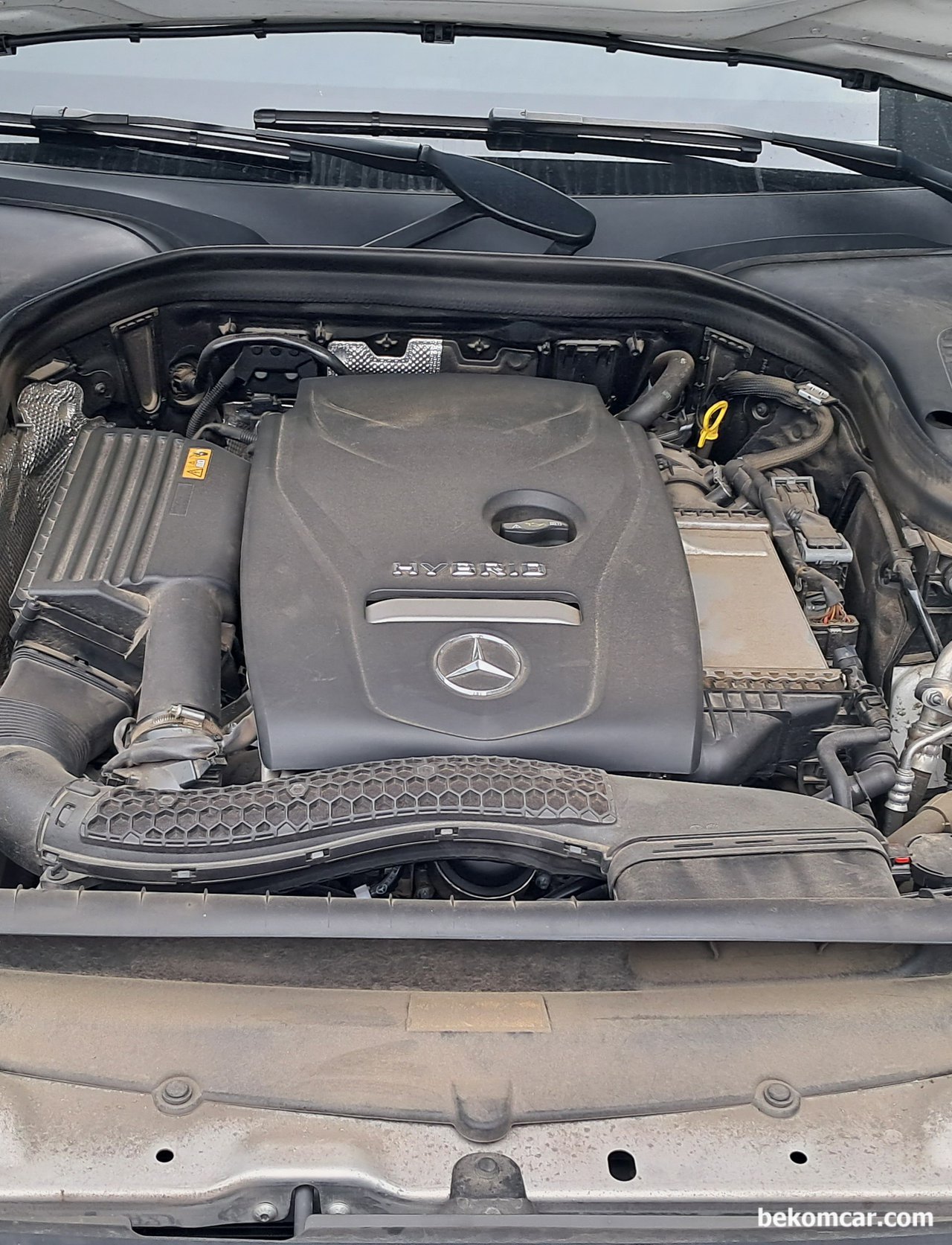 2019년 벤츠 'GLC 350e 4매틱' 고장코드 P142600, 2019년 벤츠 'GLC 350e 4매틱' 고장코드 P142600가 진단되었다. 엔진룸의 모습이다. 엔진룸은 전형적인 벤츠의 엔진룸이다.|ベコムカー (bekomcar)
