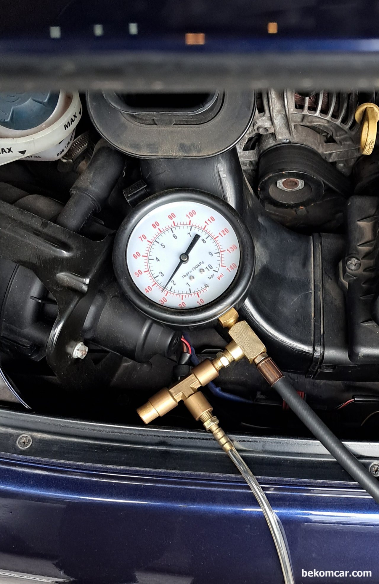 2002 포르쉐 911 연료압력이 32PSI 정도이다, 포르포르쉐 911차량은 연료압력이 여전히 32PSI 정도로 낮다. 연결부분등 리크는 없는것 같다. 30~40분 지나도 더 이상 압력이 떨어지지 않는다.|ベコムカー (bekomcar)