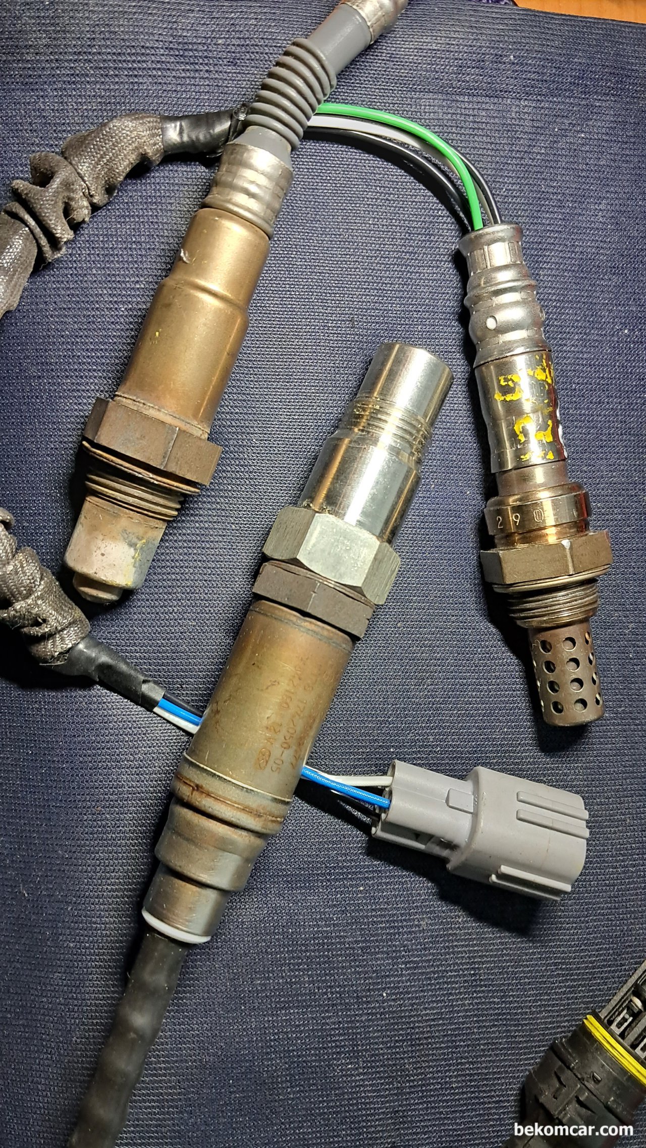 촉매후단의 산소센서, 촉매상태를 알려준다, 촉매전단계는 공연비 계산하는 AFR, Air Fuel Ratio 센서이다. 그리고 촉매 후단의 산소센서응 촉매상태를 알려준다|ベコムカー (bekomcar)