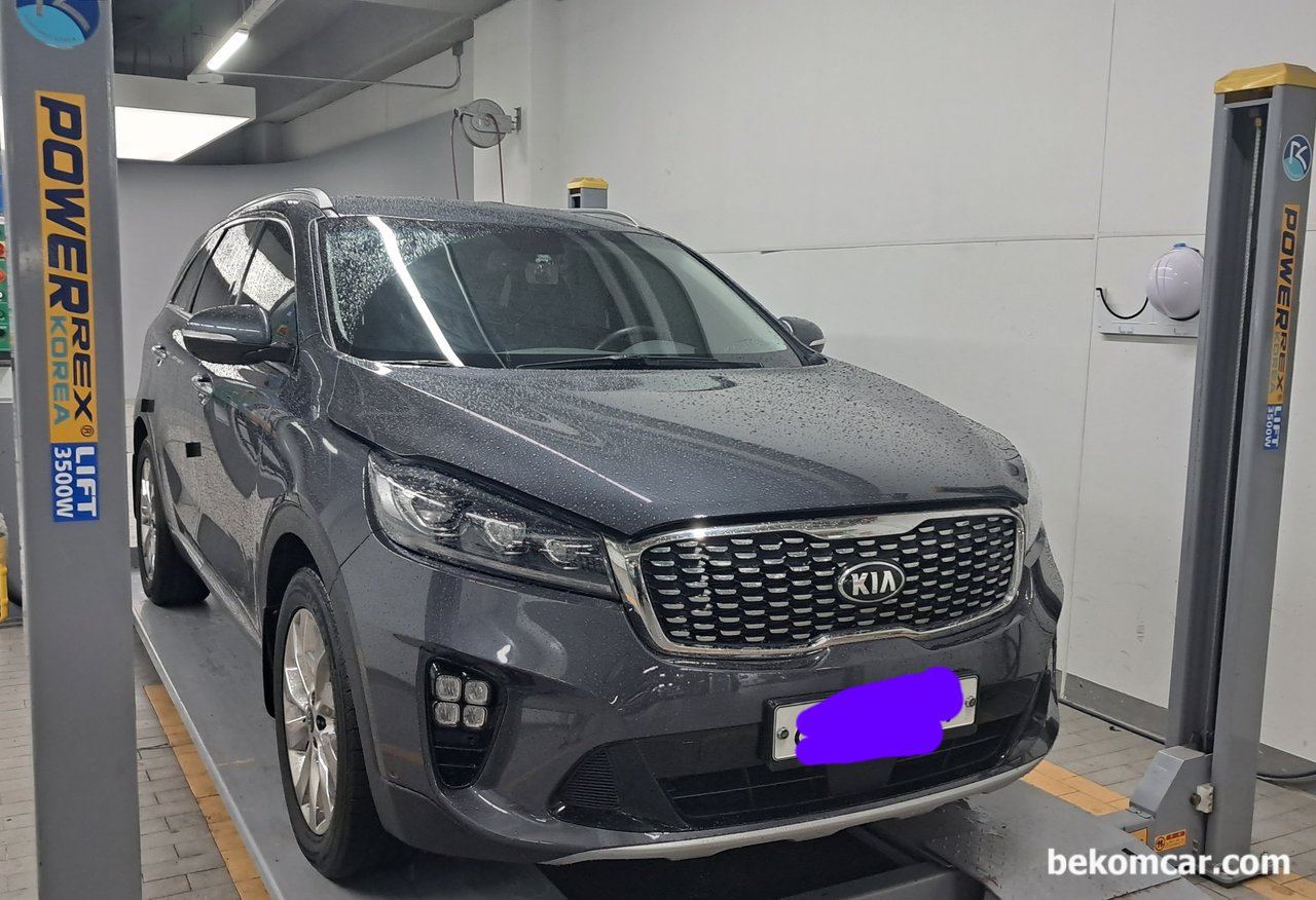 기아 쏘렌토 휘발유 2.0L 터보, 중고차 구매전 점검, 기아 쏘렌토 휘발유 2.0L 터보, 중고차 구매전 점검을 위해 리프트에 올리기 전 준비중이다.|بيكومكار (bekomcar)