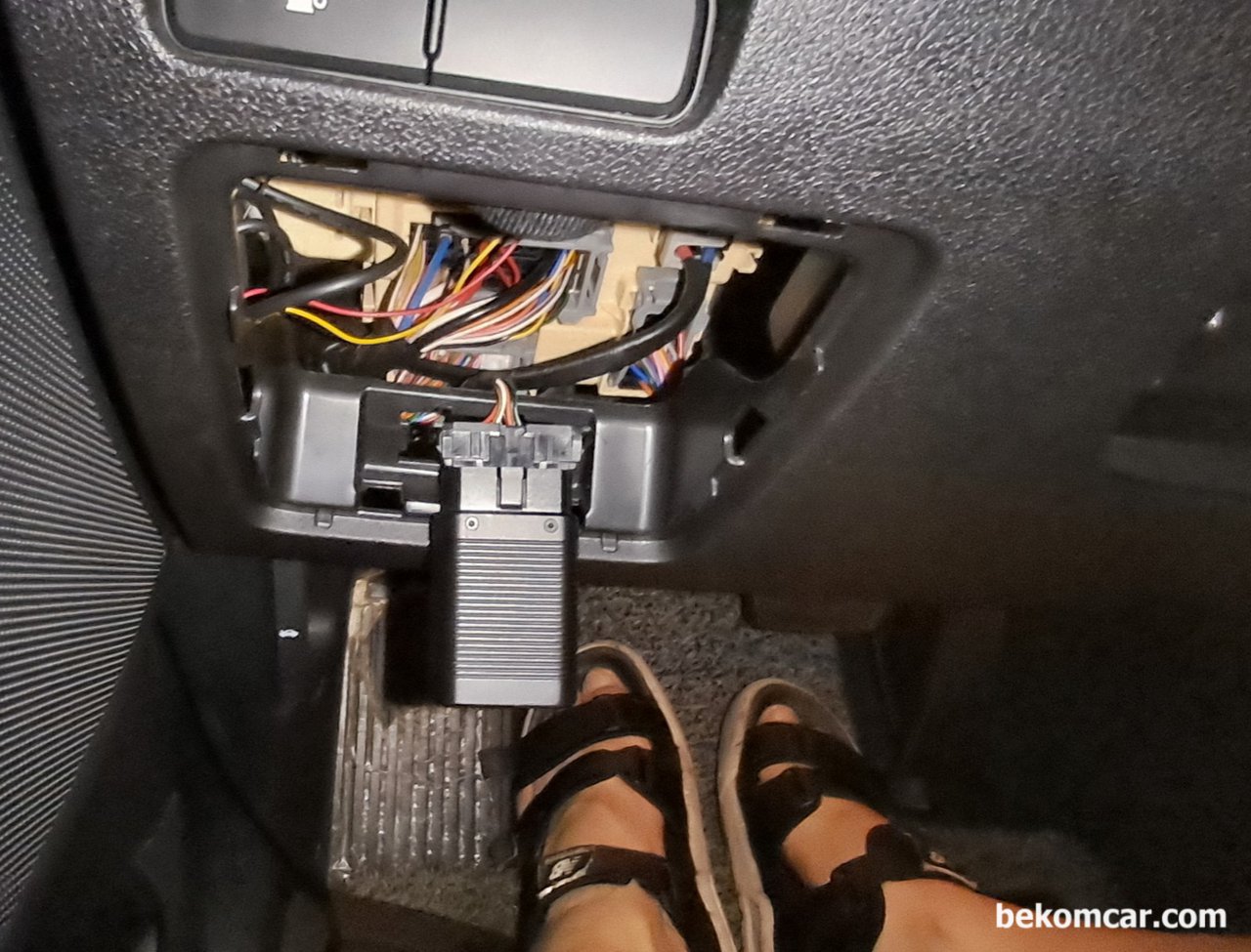 기아자동차 OBD2 포트 위지, 휴즈박스 커버열고, 진단기를 연결하는 DLC OBD2가 위치해 있다. 대부분 기아자동차 (쏘렌토 등) 에 해당된다. 보통은 운전석 아래쪽 부분에 위치해 있다. 이 쏘렌토의 경우 OBD2 단자가 고정될 자리를 벗어나 붕 떠있다.|بيكومكار (bekomcar)