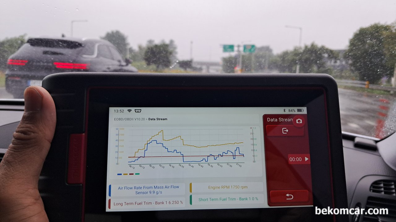 진단은 항상 배워야 한다. 후기형 W211 E200K 희박.농후 진단 정비 사례, 벤츠 W211 E200K 최종 진단결과 결정이전에 마지막 단계의 주행시험을 한다. 주행시험중에는 샵 에서는 알 수없는것을 재 확인이 가능하다. 그렇기에 진단에 있어서는 항상 주행시험을 해야한다. 주행시험후 비로서 최종 결론을 내릴수 있게 되었다.|베콤카 차량정밀진단