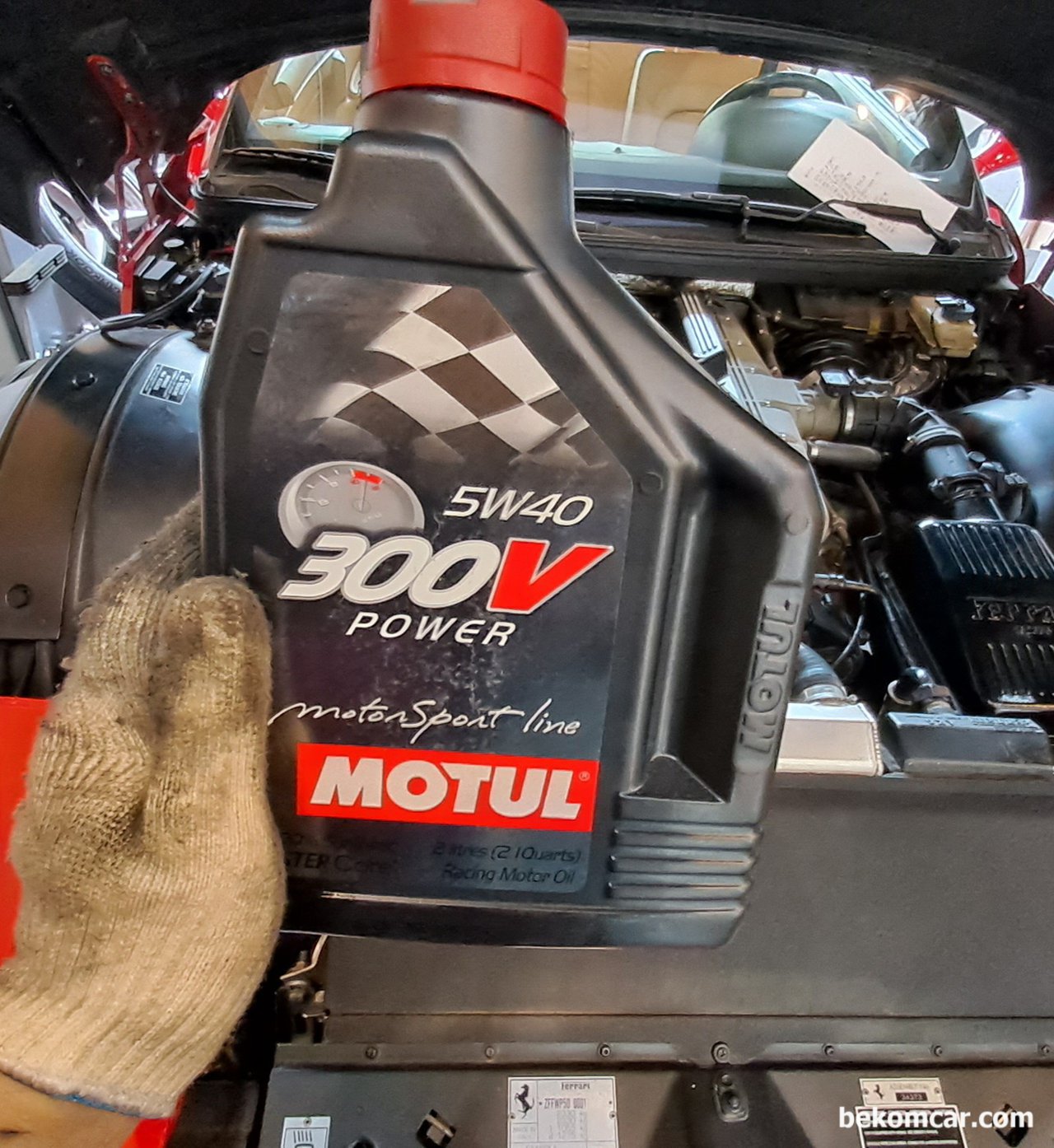 스포츠카 페라리 M456, 엔진오일 Motul 300V 교환, 페라리 M456 엔진오일교환등 여러가지 작업을 하고 있다. 엔진오일은 Motul 300V 5W-40 이다.|بيكومكار (bekomcar)