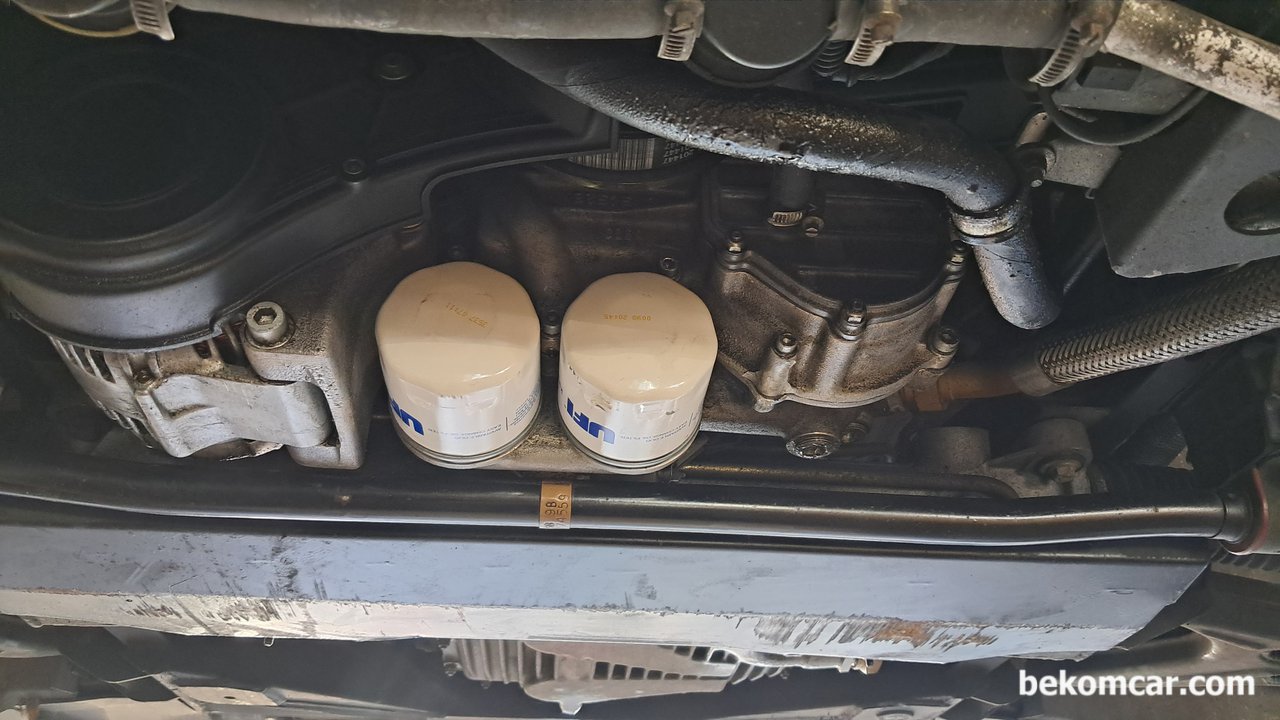스포츠카 페라리 M456, 엔진오일 Motul 300V 교환, 스포츠카 페라리 M456 엔진오일교환시, 오일필터도 2개 도 교체해준다. 엔진오일은 Motul 300V 5W-40 이다.|بيكومكار (bekomcar)