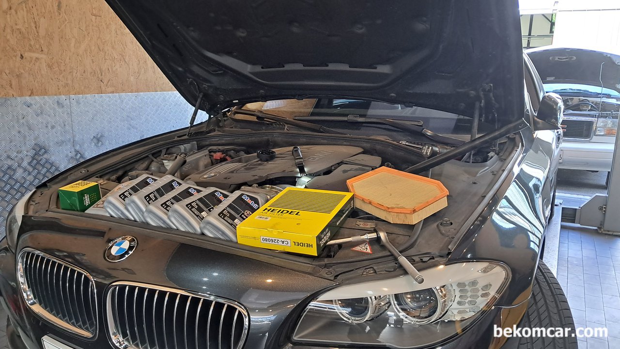 BMW F10 2010 530i 엔진오일교환, BMW F10 2010 530i 엔진오일교환 이다. 오일필터 그리고 에어필터까지 교환한다.|ベコムカー (bekomcar)