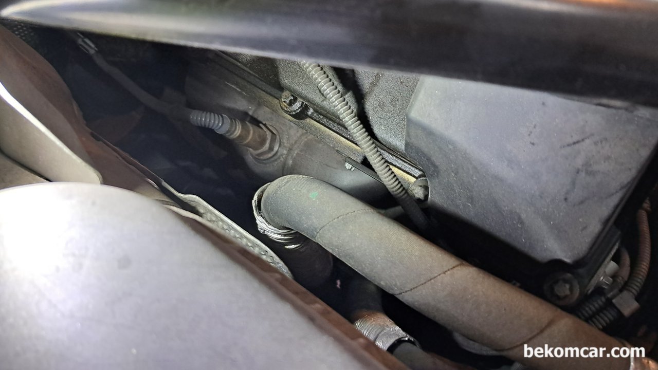 BMW F10 2010 530i 엔진오일교환, 엔진오일 교환후 누유등 포함하여 엔진룸 점검을 한다. 베콤카 오일교환 서비스차량은 BMW F10 2010 530i 이다.|ベコムカー (bekomcar)