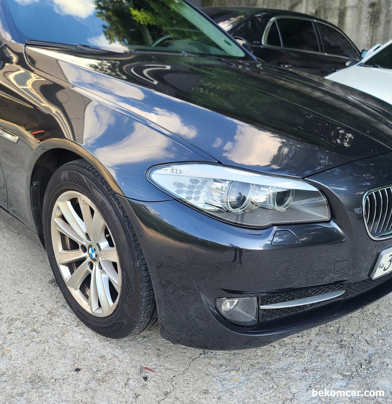 범퍼도색 전 후 비교, BMW F10 528i 범퍼수리 사례, BMW F10 528i 범퍼도장후의 사진이다. 아주 깔끔하게 잘 처리되었다. 도장은 색 조합, 청정룸 과 열처리 설비가 제대도 갖추어진곳에서 하는것이더 좋다.|بيكومكار (bekomcar)