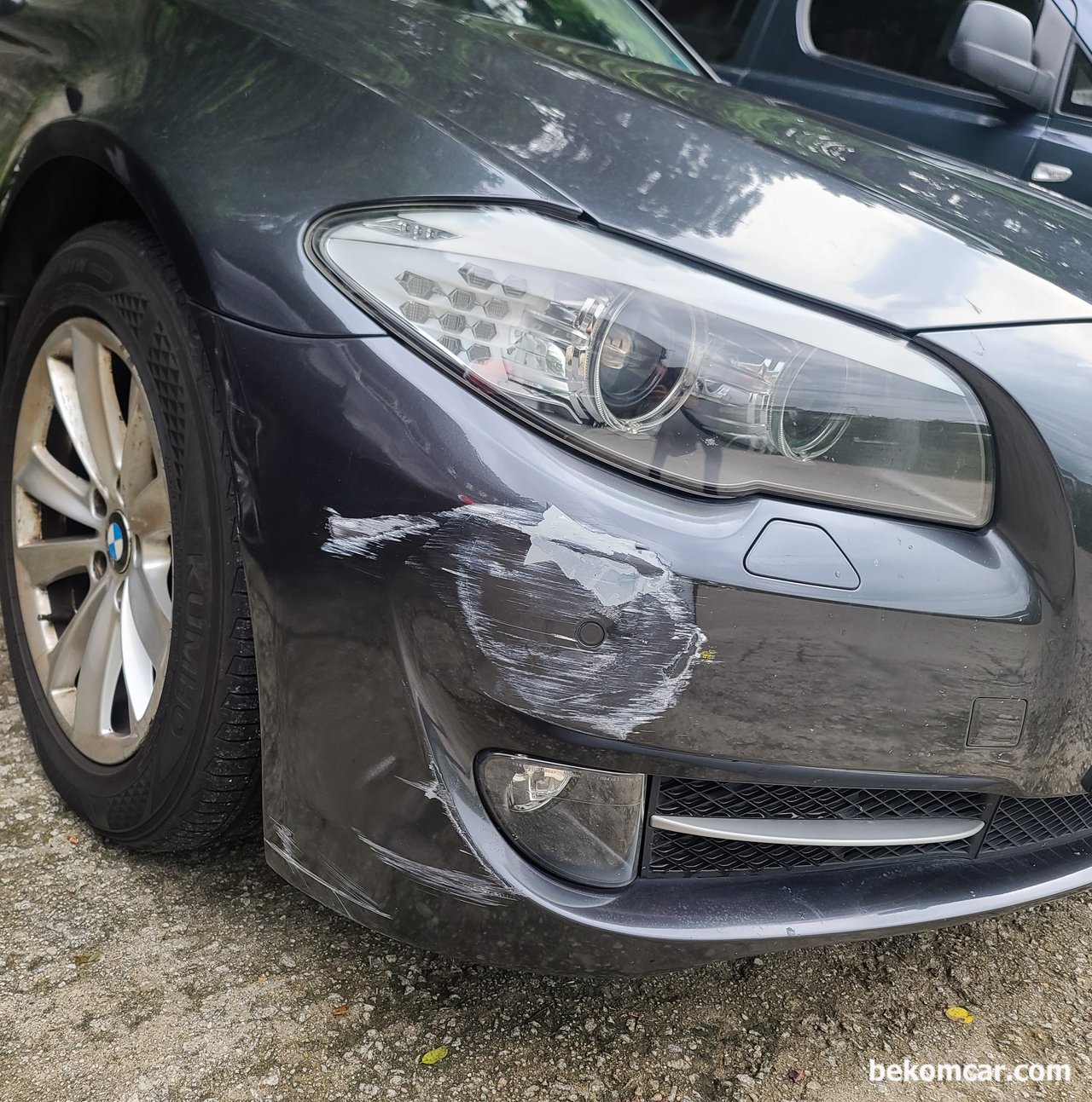 범퍼도색 전 후 비교, BMW F10 528i 범퍼수리 사례, BMW F10 528i 범퍼수리 사례로, 도장하기 이전의 상태이다.|بيكومكار (bekomcar)