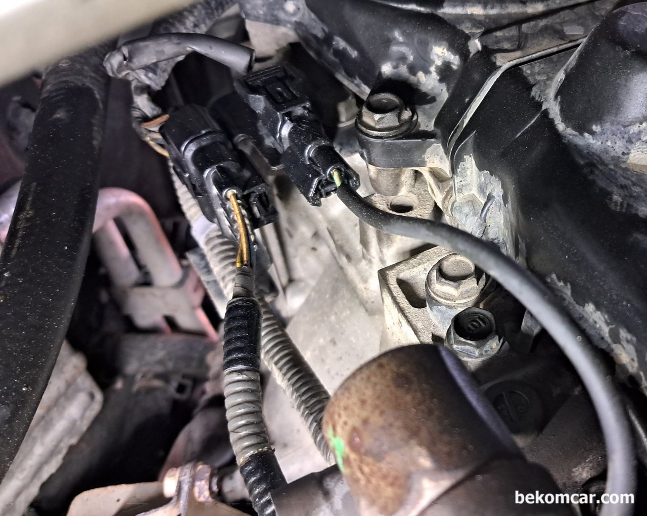 혼다 V6 VTEC 스풀밸브 가스켓교환시 참고사항, 혼다 V6 VTEC스풀밸브 가스켓교환시 탈거할 코넥터들을 실제 차량에서 바라보는 위치이다. 위치가 좀 불편해서 코넥터 탈거시 문어처럼 몸을 움직여야 한다.|بيكومكار (bekomcar)