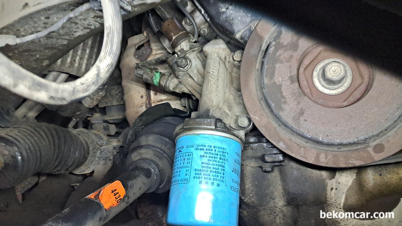 혼다 V6 VTEC 스풀밸브 가스켓교환시 참고사항, 혼다 V6 VTEC스풀밸브 가스켓교환시 조수석 바퀴를 분리후에 바라보는 상태이다. 전부 3개의 콘넥터를 분리해야 한다.|بيكومكار (bekomcar)